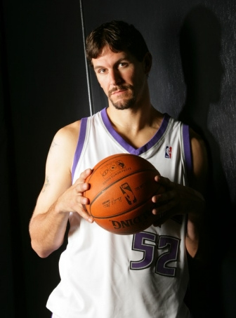 <strong>Brad Miller</strong> The 7-foot NBA center for the Sacramento Kings and two-time NBA All Star, wears a size 16 shoe, and likely has a bow draw length requiring custom arrows. Brad spends the NBA off-season, hunting and fishing on 900 acres he owns near Kendallville, Indiana, not far from where he attended Purdue University.