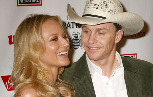 <strong>Ty Murray</strong> <strong>T</strong>he former rodeo champ is married to Jewel and hunting is a big part of his lifestyle.
