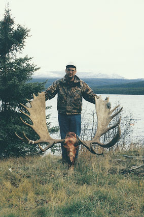 Doug Rehbein's top-ranked SCI Western Canada moose is an enormous animal. Taken in the Cassiar Mountains of British Columbia with guide Mark Boote of Jennings River Outfitters, Doug's bull scores 557 inches, with a 64 2/8-inch outside spread.