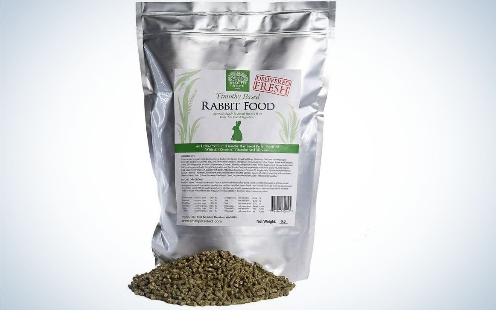 Packaging of aluminum rabbit food pellets with white paper glued to it with instructions and ingredients inside it.