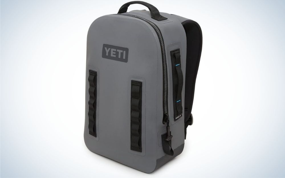 A backpack with two straps pertu held on the shoulders and in a rectangular gray color all dark.