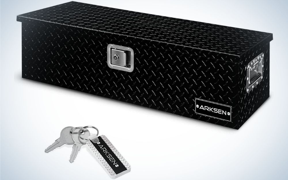 A large metal box all black and rectangular in shape, as well as two silver keys and a small plate attached to them.