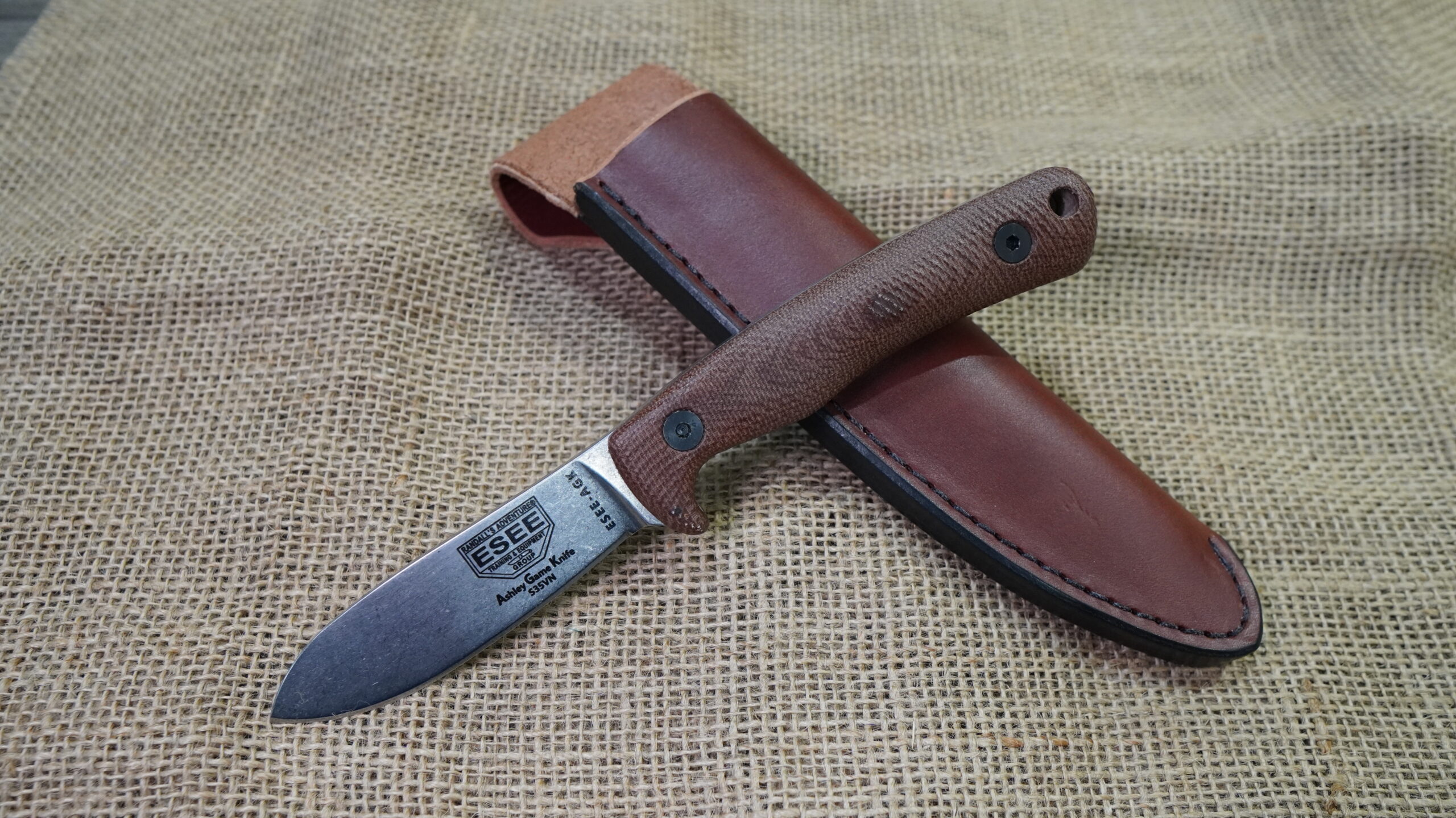 fixed blade hunting knife with leather sheath