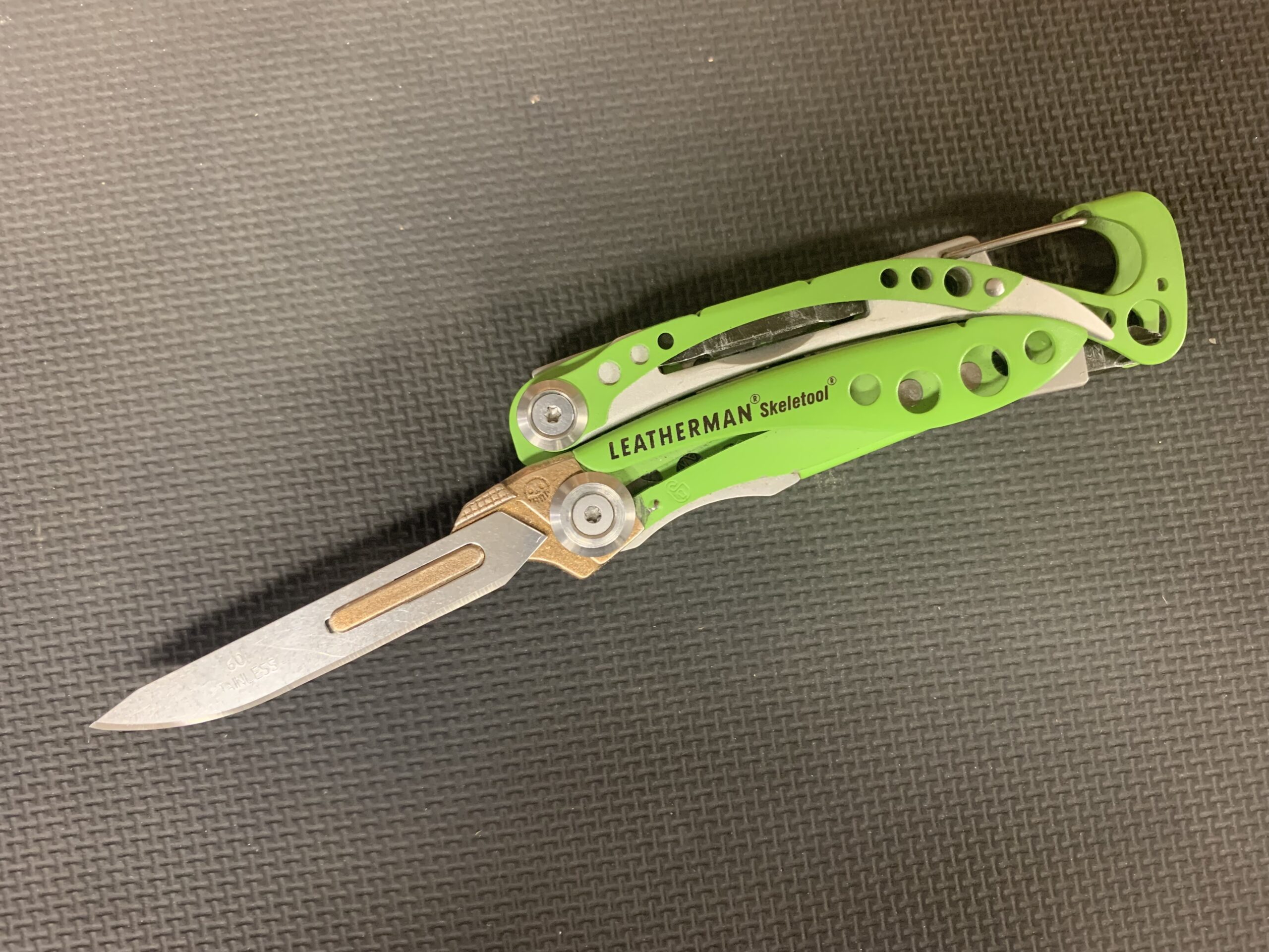 The Skelpel lets you use scalpel blades on your Skeletool