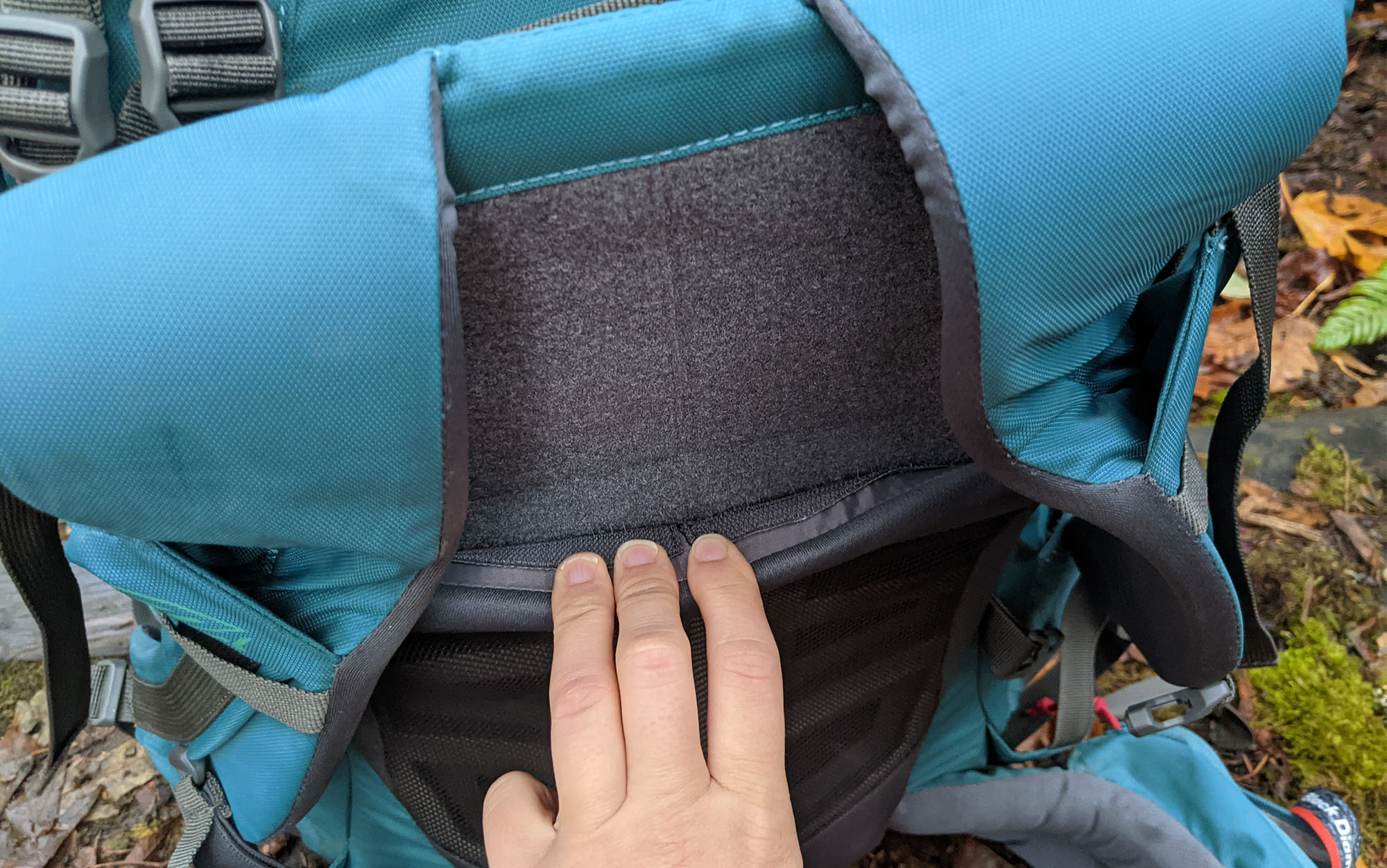 The adjustable panel of the Kelty Coyote uses velcro to stay in place. 