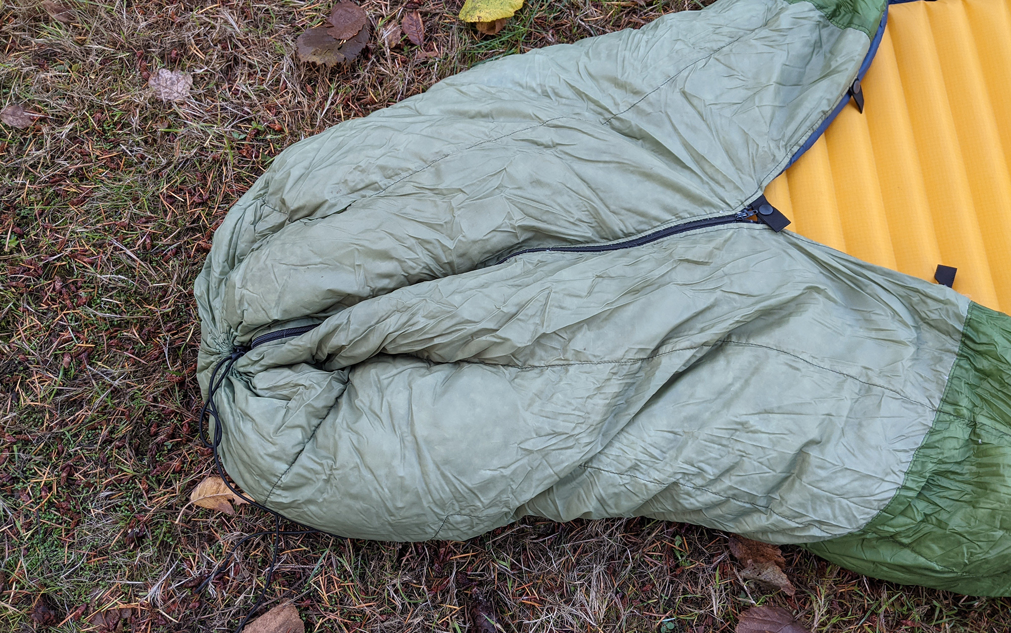 A zipper, cinch cord, and a pair of snap tabs allows you to switch between a closed footbox and completely open quilt with the Enlightened Equipment Revelation. 