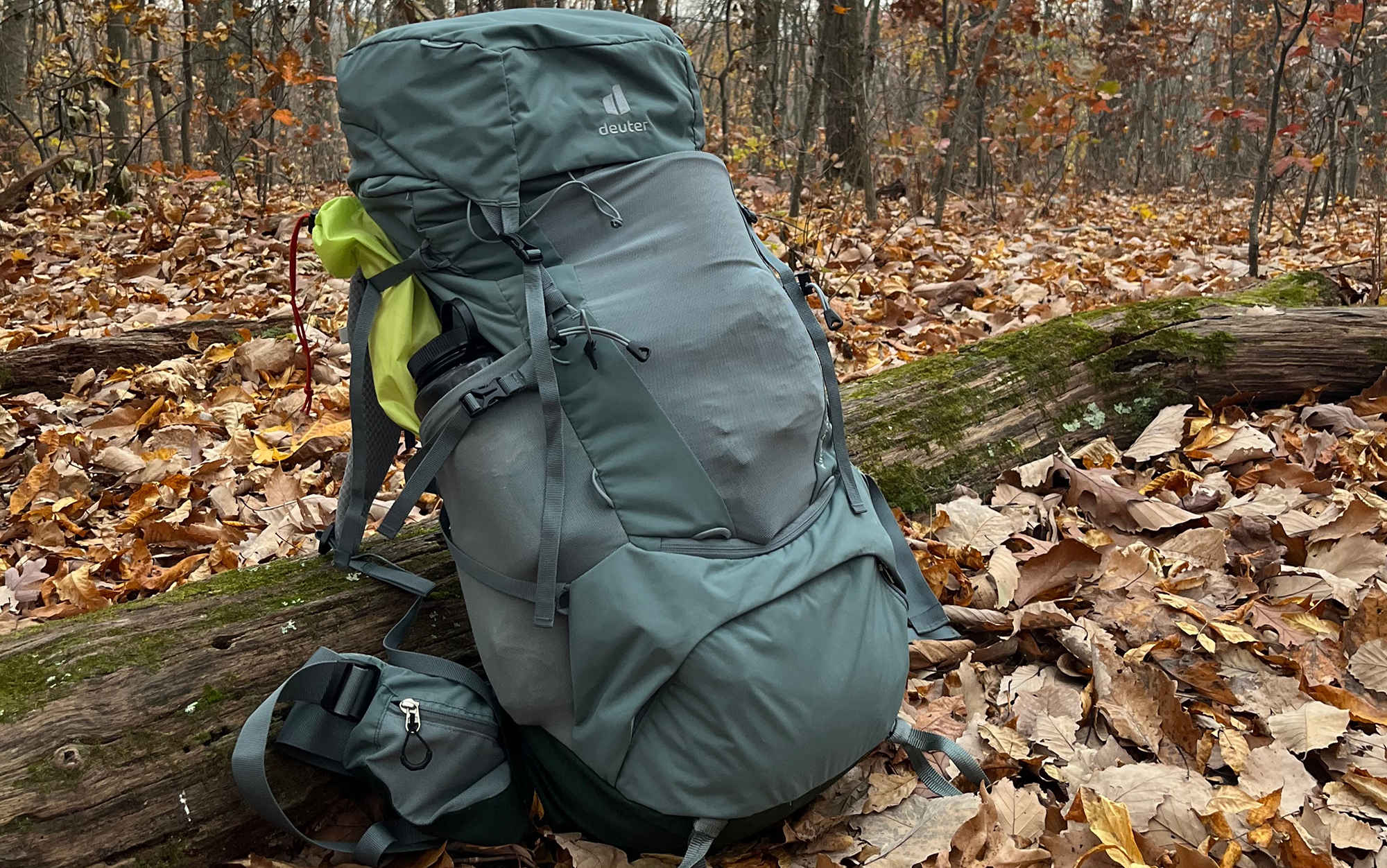 When not fully loaded, the top lid of the Deuter Aircontact would cover the opening of the front mesh pocket.