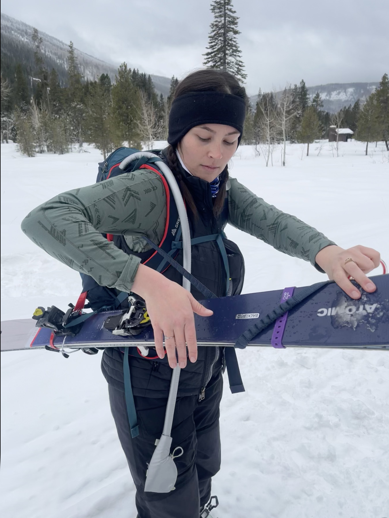 Wrap the elastic lanyard around the top of your skis.
