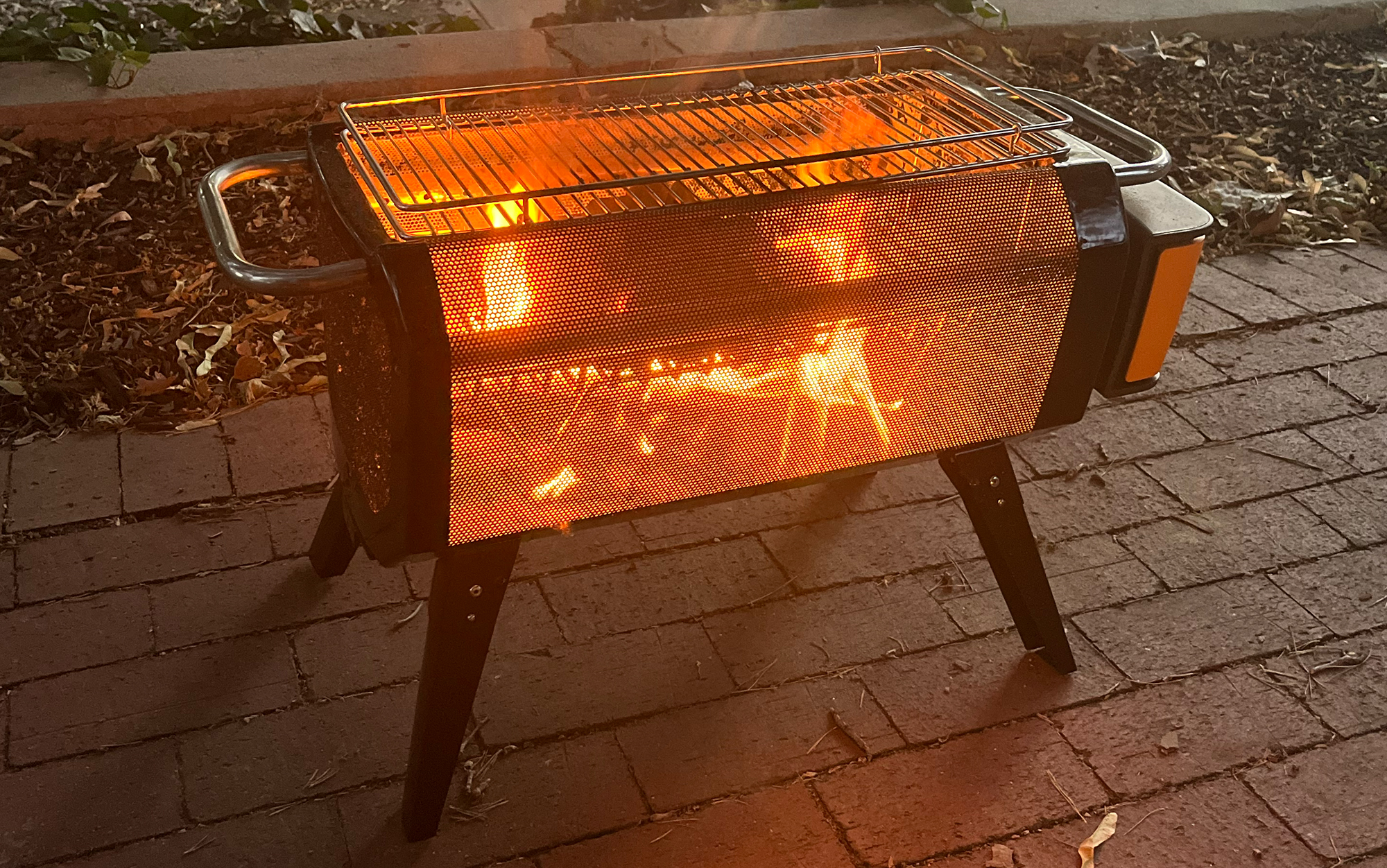Everyone can enjoy the flames thanks to theFirePit+'s X-ray mesh.