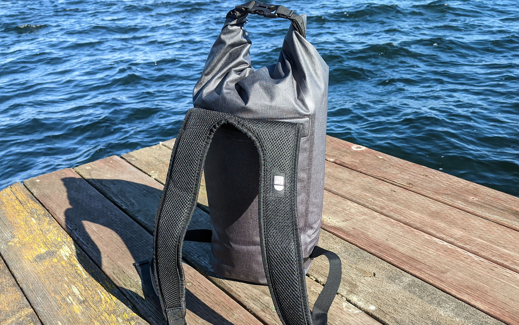 While the straps on the Icemule Jaunt is padded, there is no padding or shaping along its back panel. 