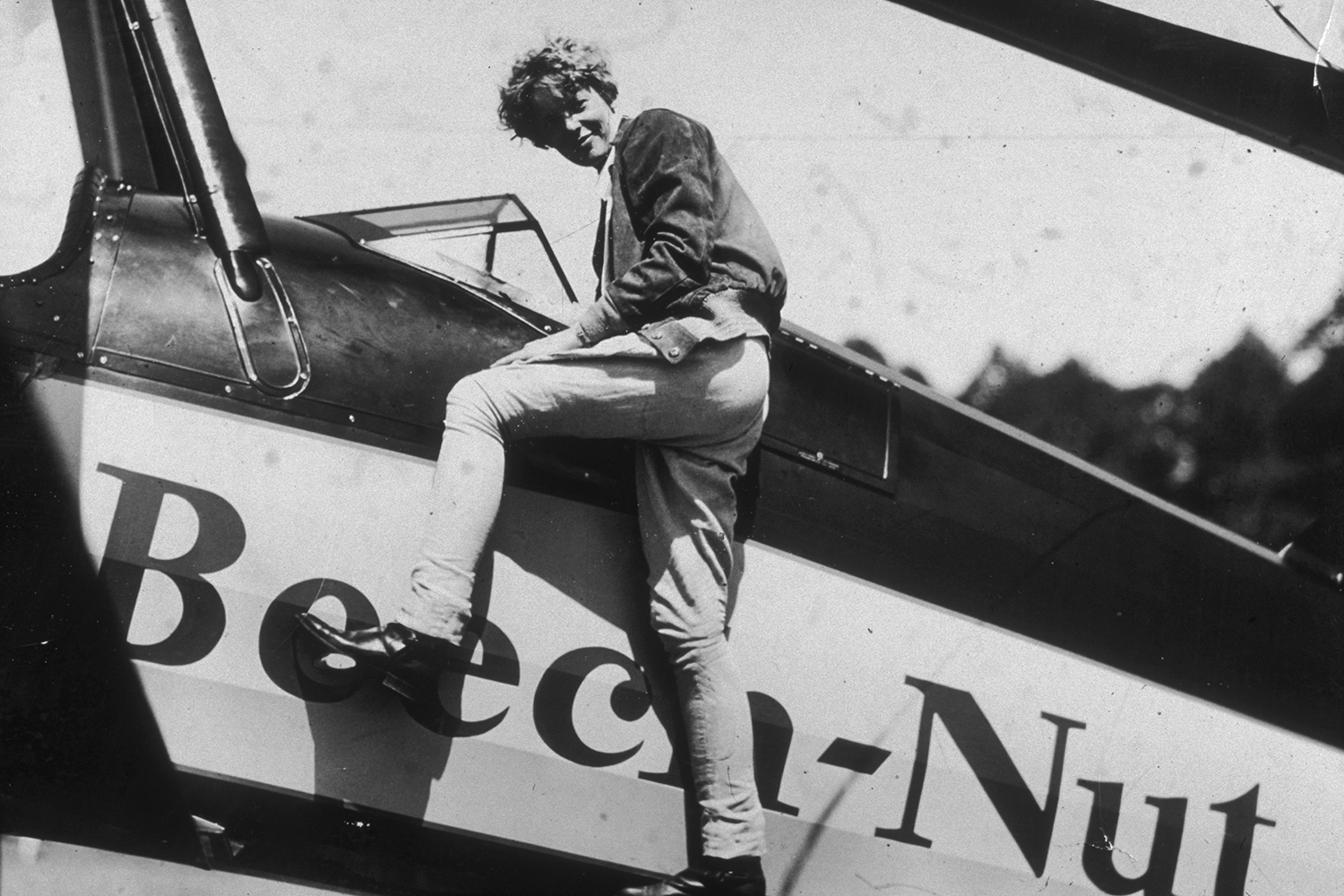 amelia earhart at the side of beech-nut plane
