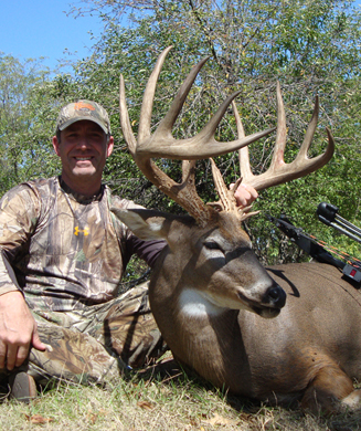 Veteran Bowhunter Takes 194-Inch Buck in Kansas