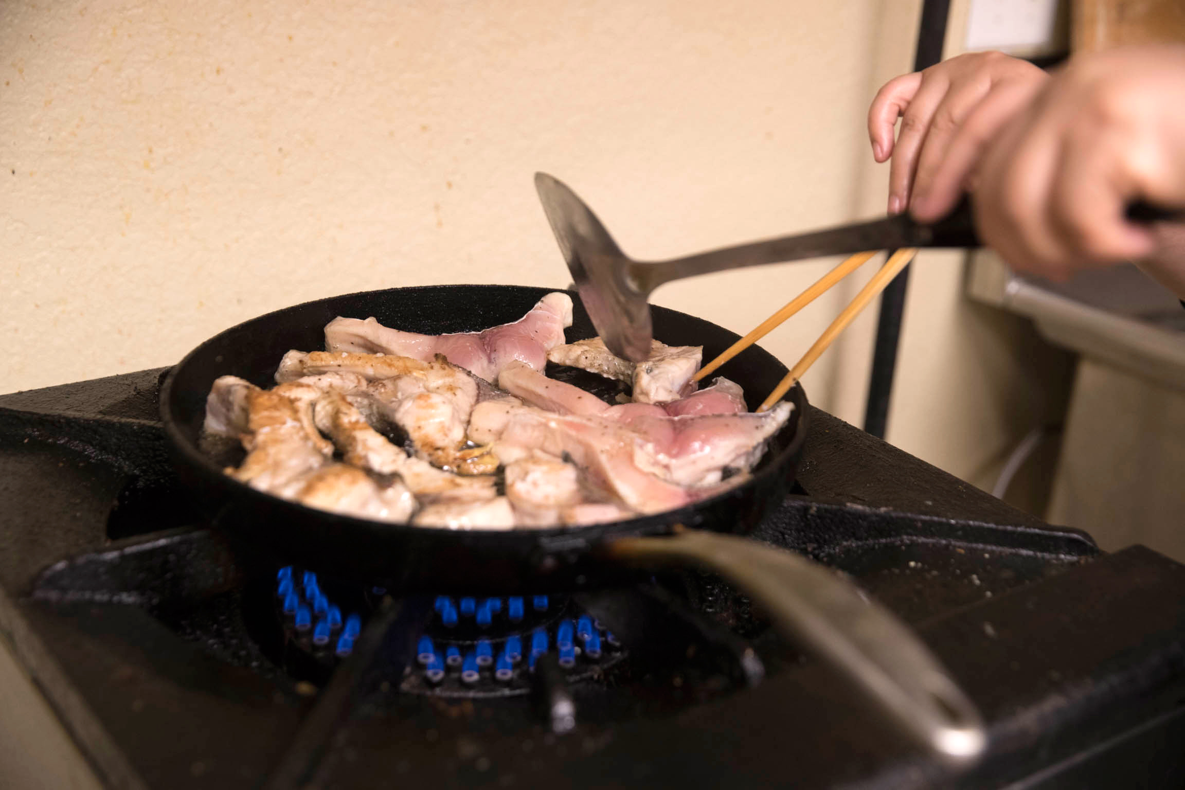wild-carp-ribs-cooking-stove