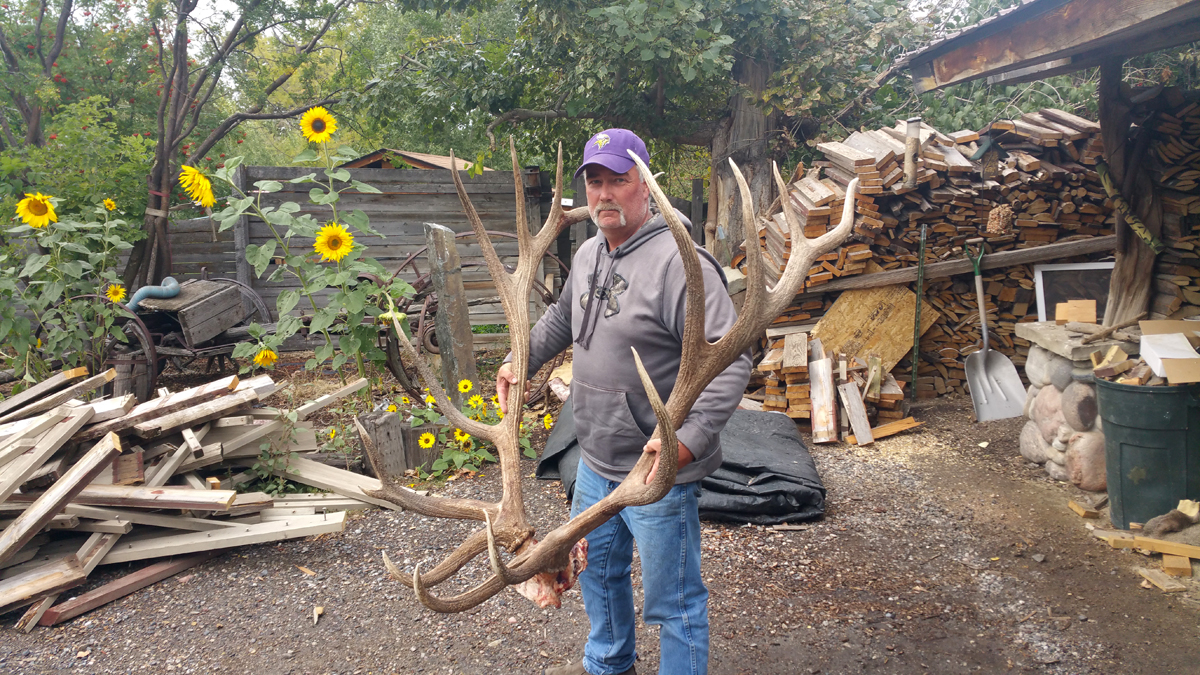 steve felix holding the world record elk