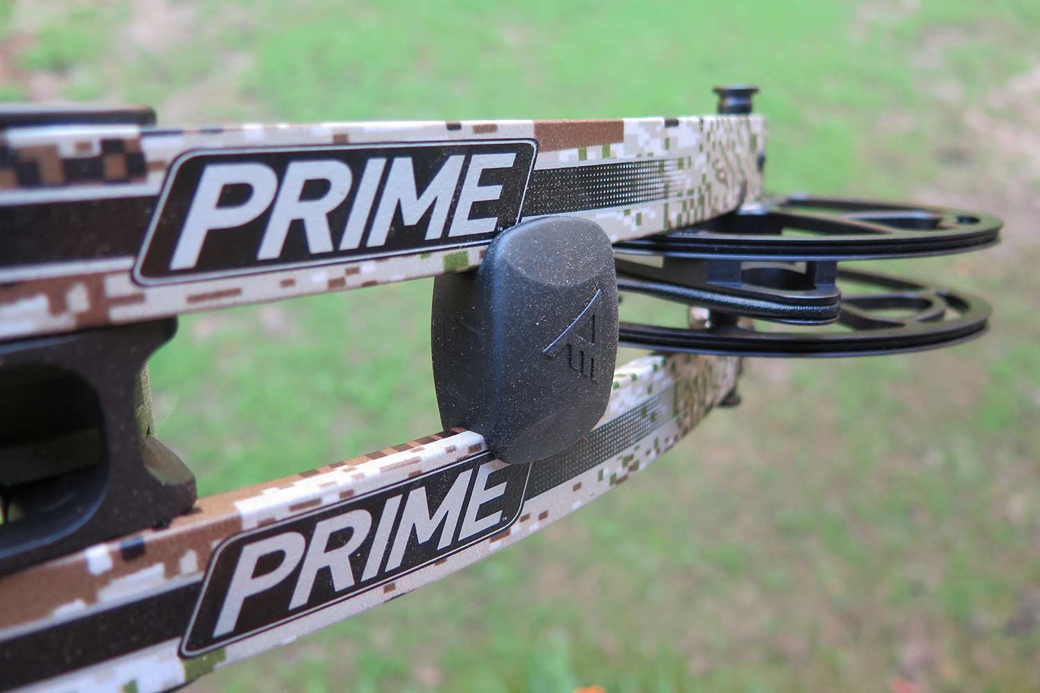 compound bow with a torque elimination system