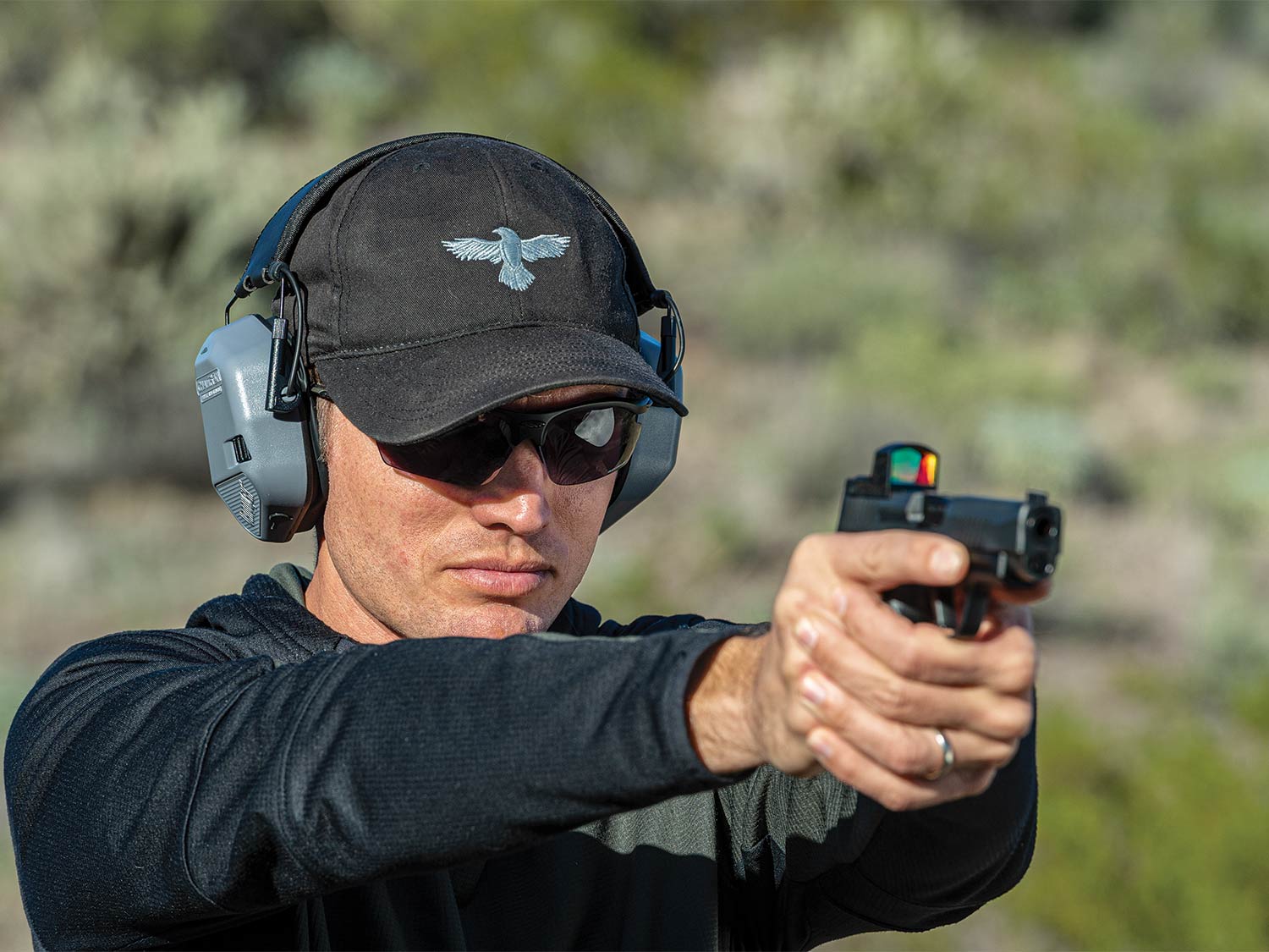 A shooter in Arizona prepares to ring steel with an RDS-equipped pistol.
