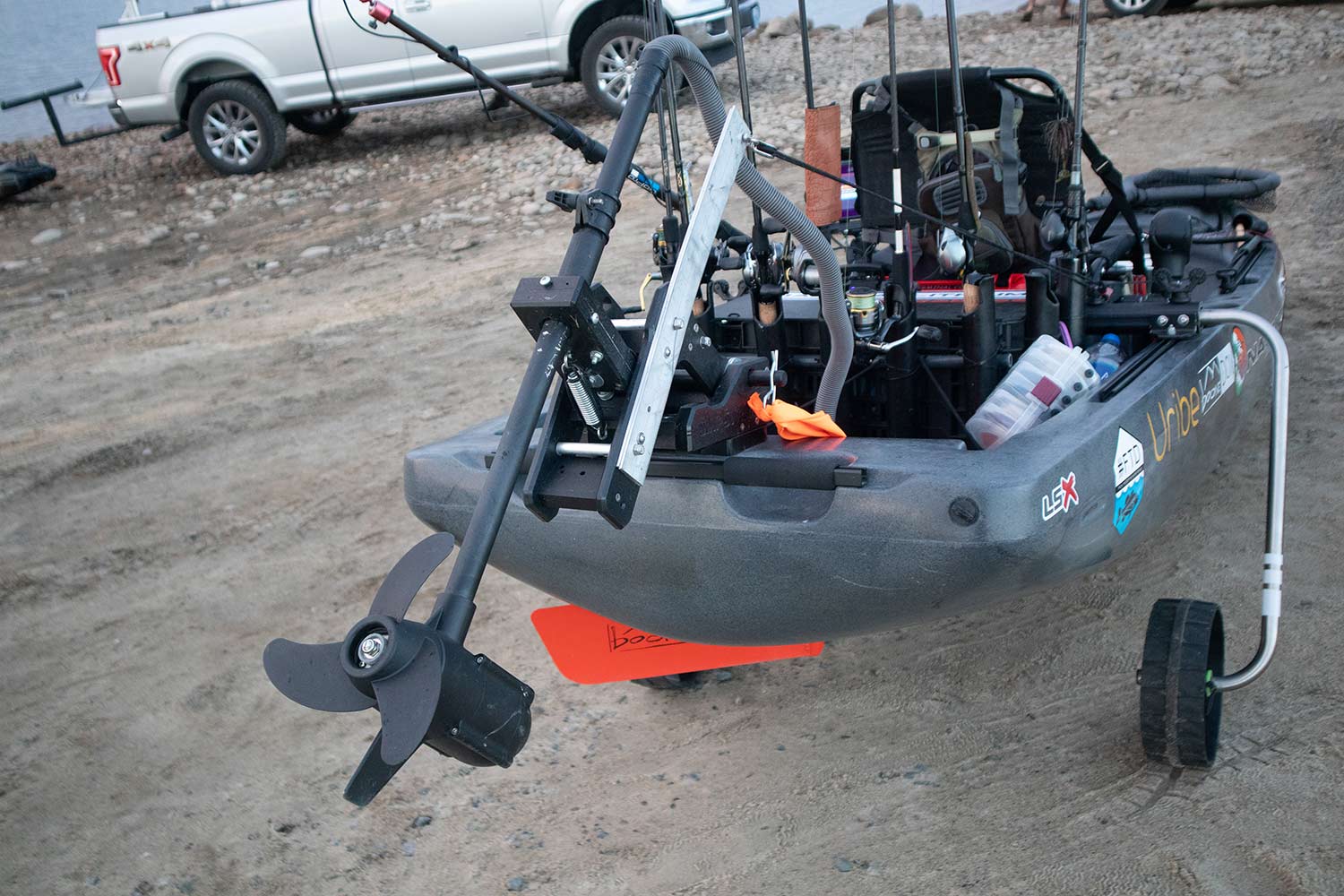 A trolling motor attached to a kayak.
