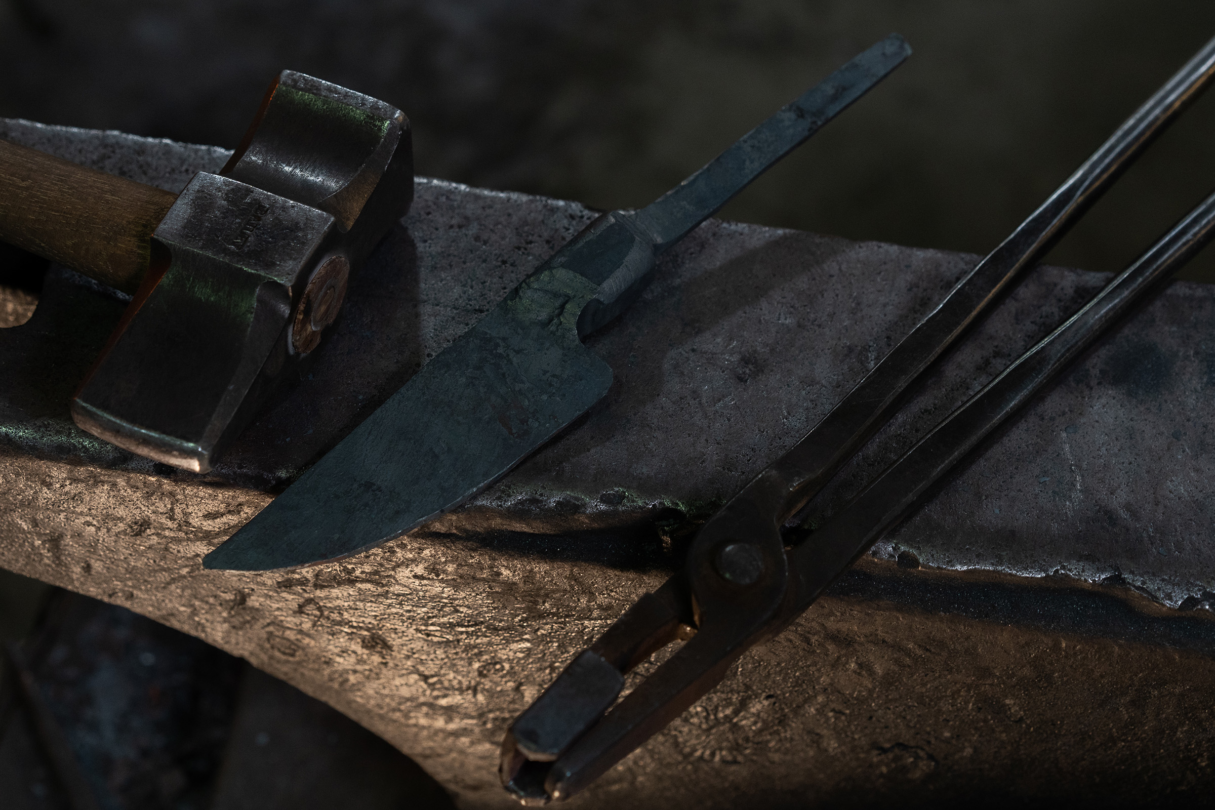 A knife has been made recently.