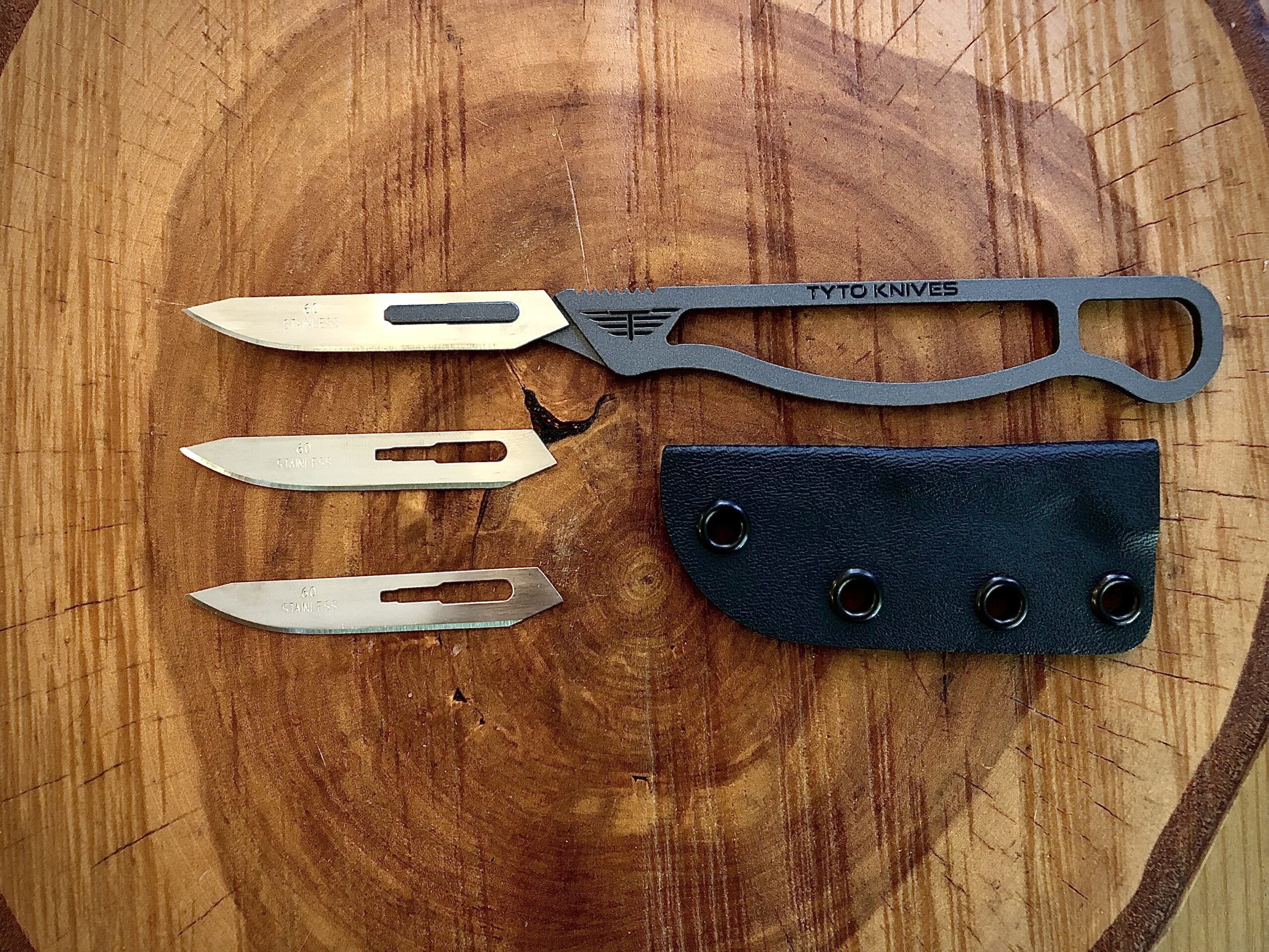 Replaceable blade skinning knives and hunting knives by Havalon Knives.  Blades