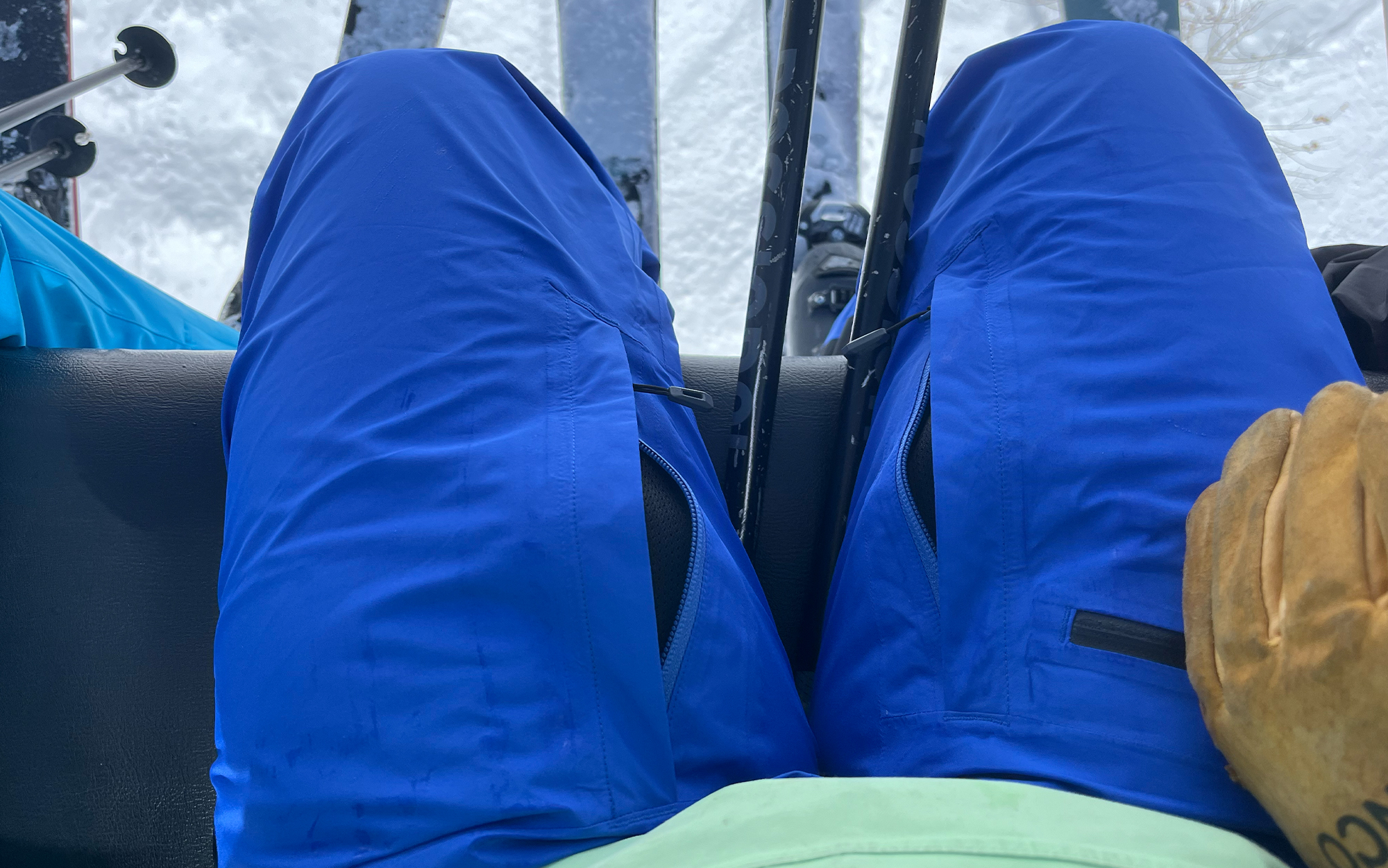 The vents are located inside the thighs on these pants to keep snow out.