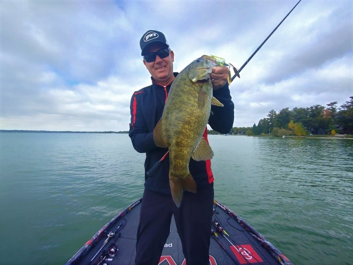 Crushing Smallmouth Bass - Ohio River Fishing 