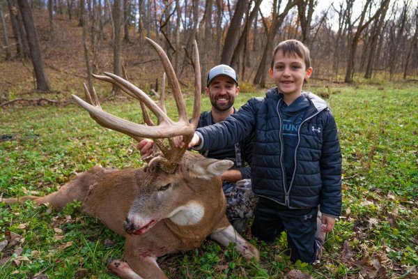 Bowhunter Arrows 220-Inch, 18-Point Buck on His 90-Acre Farm in Kansas
