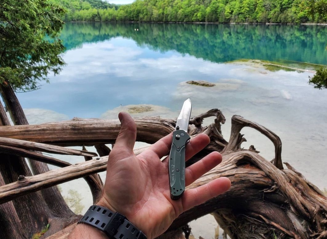 A man holding the Benchmade 940.