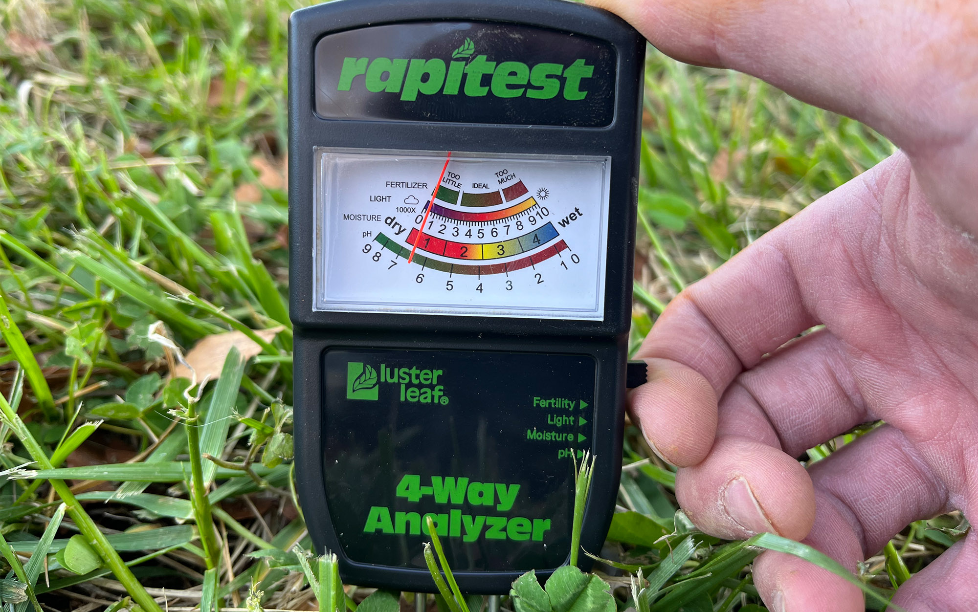 The Luster Leaf RapiTest 4-Way Analyzer doesn't need batteries.