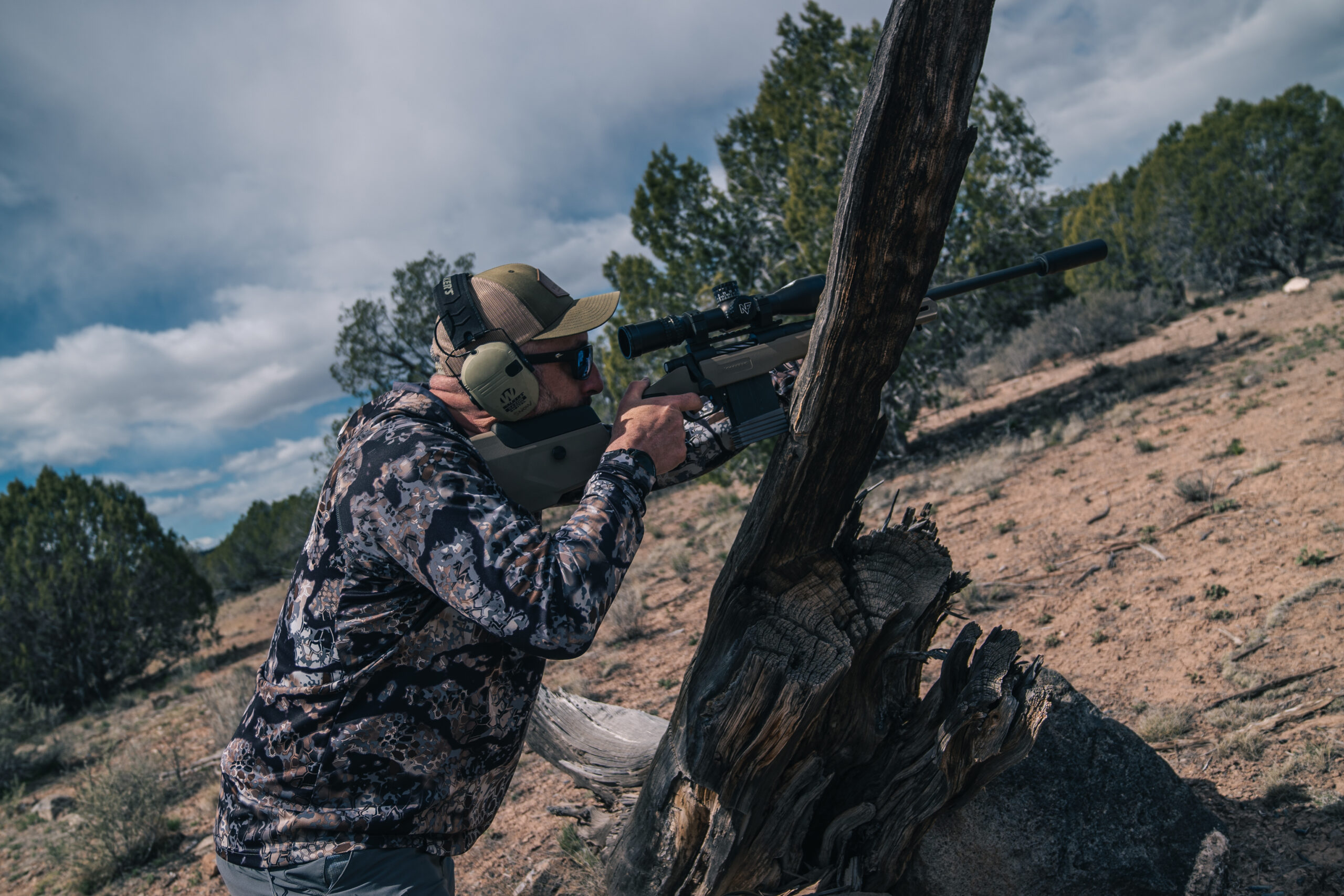 The author shoots the Mossberg Patriot LR.