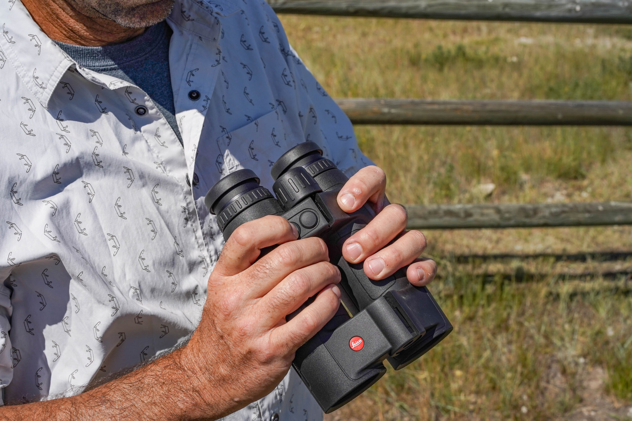 Leica Geovid Pro in the hand.