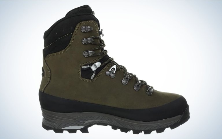 We tested the Lowa Tibet GTX.