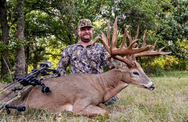 Oklahoma Bowhunter Tags a 230-Inch, 30-Point Buck on Opening Day