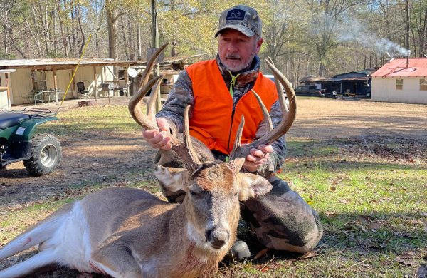 Hunter Makes Surprise Shot on Wary Mississippi Buck During the Rut