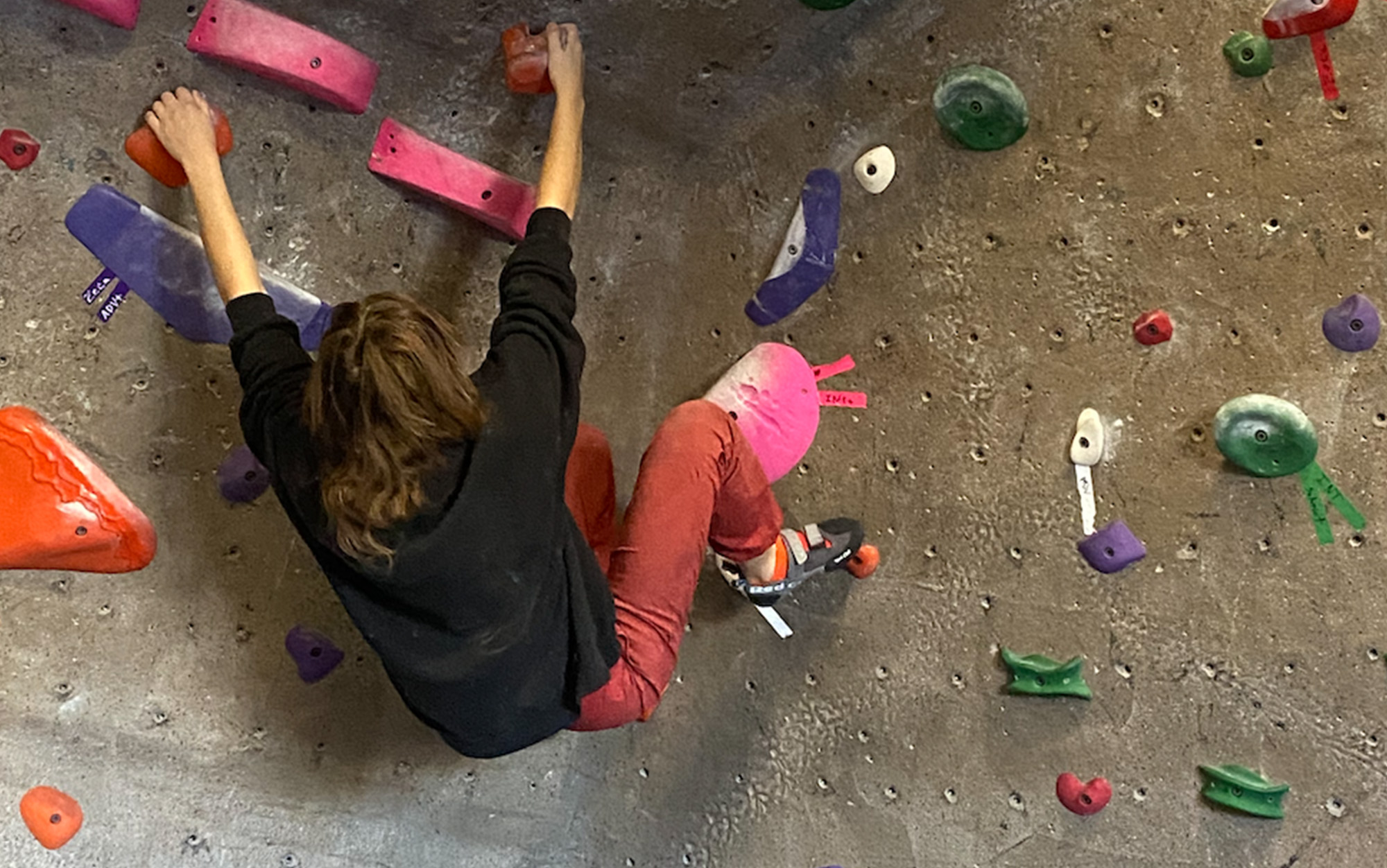 Climber wears Red Chili Voltage in the gym.
