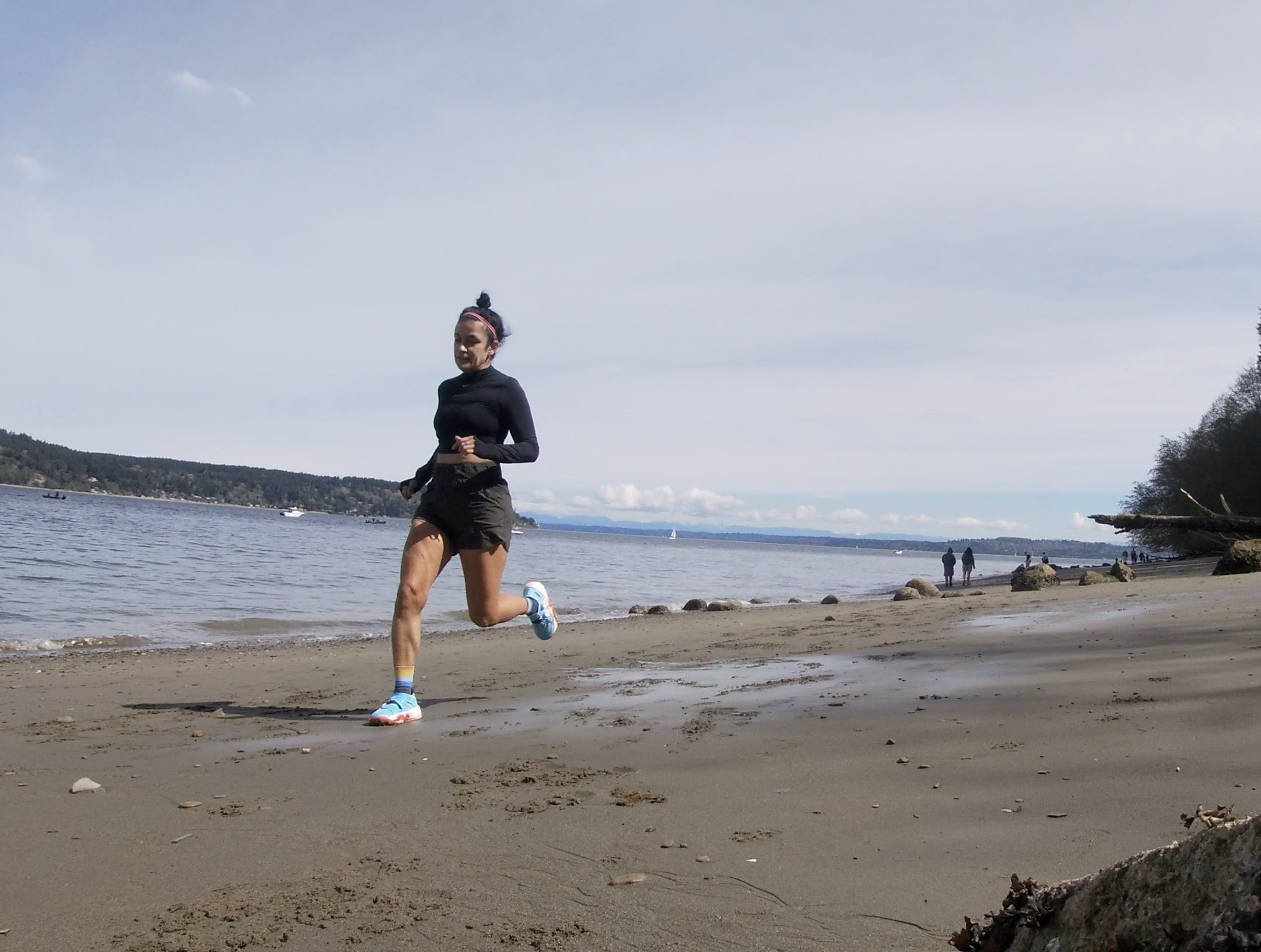Woman runs on the beach in the Speedland GS-TAM women's running shoes.