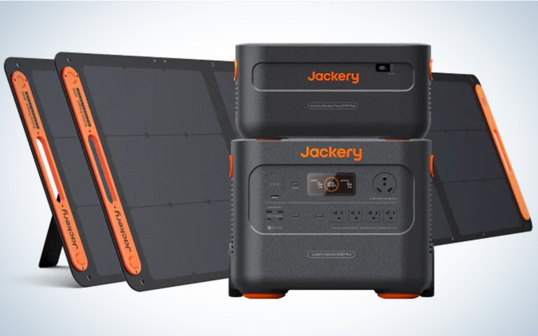 Jackery Solar Generator 2000 Plus Kit