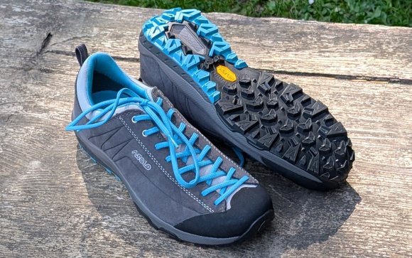 Asolo Space GV ML sitting on a wooden bench