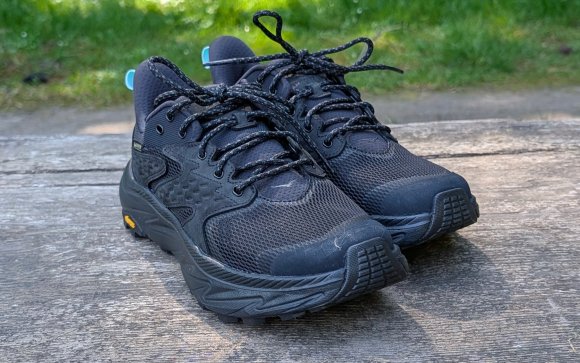 Hoka Anacapa 2 Low GTX sitting on a wooden bench