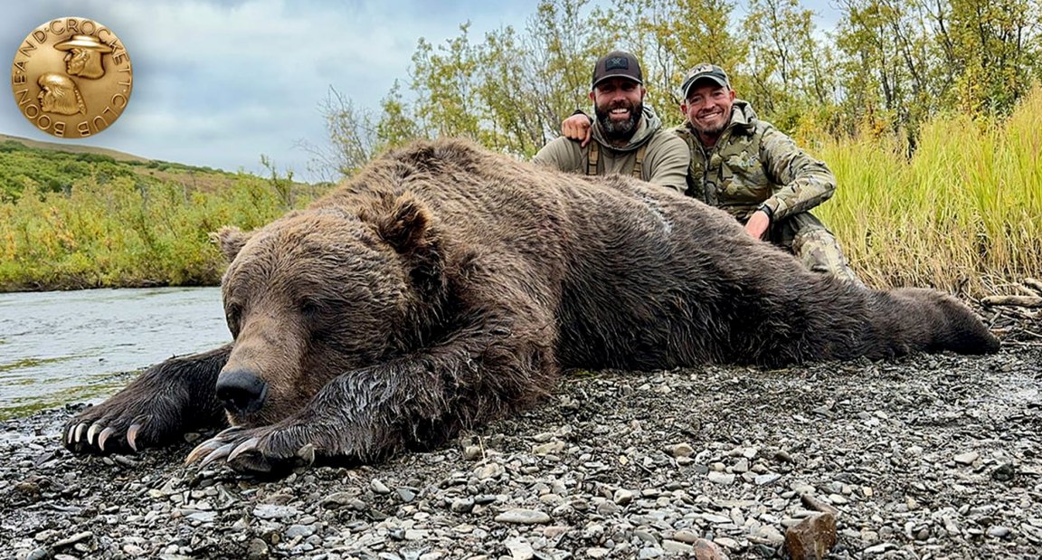 Two hunter with a record grizzly bear.