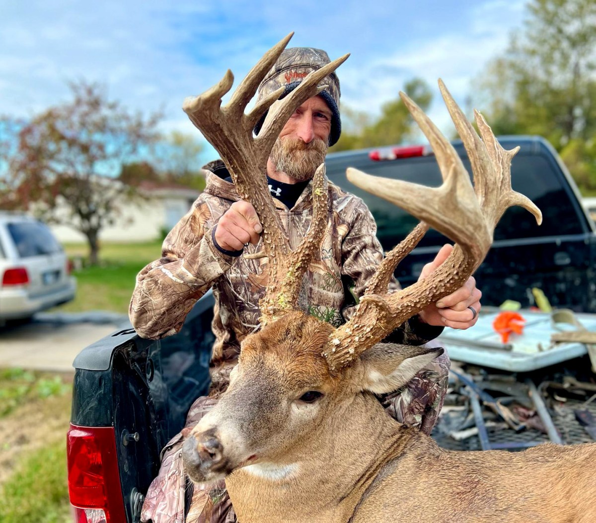 Fishing Guide Grunts in This Stud Kansas Buck to 2 Yards Fishing Guide Grunts in This Stud Kansas Buck to 2 Yards