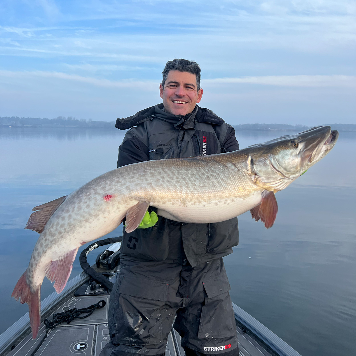 Un pescador con un enorme almizclero en el río San Lorenzo.