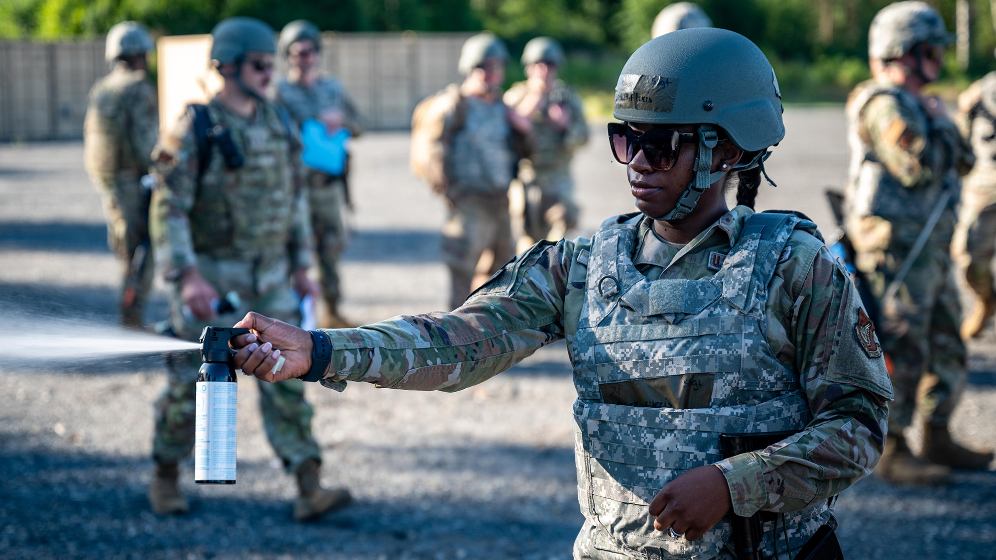 El Sargento de la Fuerza Aérea de EE.UU. Alexis Walker, gerente de operaciones asignado al Escuadrón de Ingenieros Civiles de 611th, prueba el spray para osos durante el entrenamiento de la Semana de la Fuerza de Emergencia del Ingeniero de la Base Prime (BEEF) en la Base Conjunta Elmendorf-Richardson, Alaska, 23 de julio de 2025. Las unidades Prime BEEF están diseñadas para responder rápidamente en todo el mundo en apoyo del empleo de combate ágil para proporcionar experiencia en ingeniería y servicios de emergencia. La capacitación anual Prime BEEF Week se centra en las habilidades necesarias para establecer, sostener, proteger y recuperar bases para el empleo de operaciones conjuntas y multinacionales. (Foto de la Fuerza Aérea de EE. UU. por el aviador de primera clase Hunter Hites)
