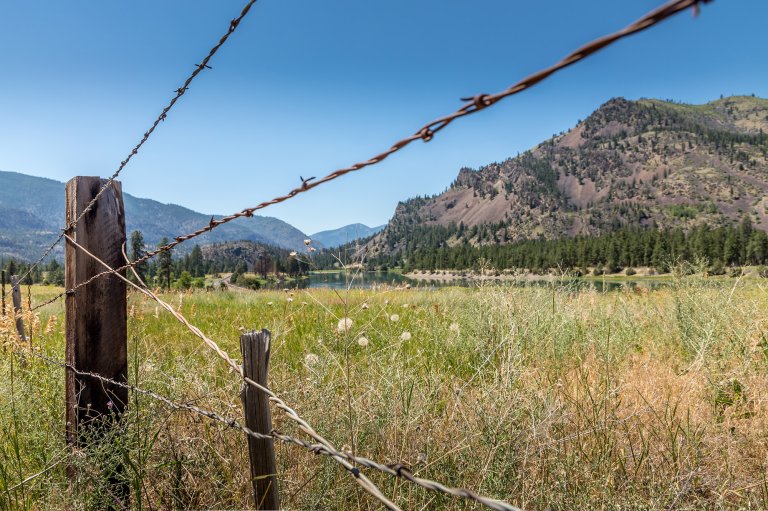 Montana fencing corner crossing