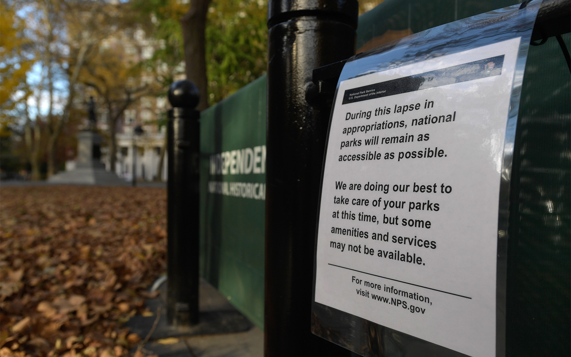 A closure sign at an NPS site in Philadelphia.