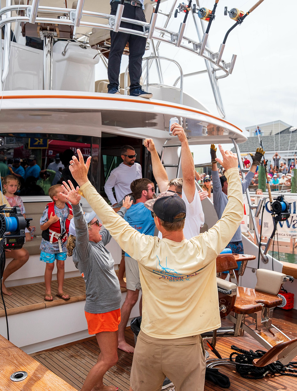 Los pescadores del torneo celebran la captura de un marlin azul que batió récords.