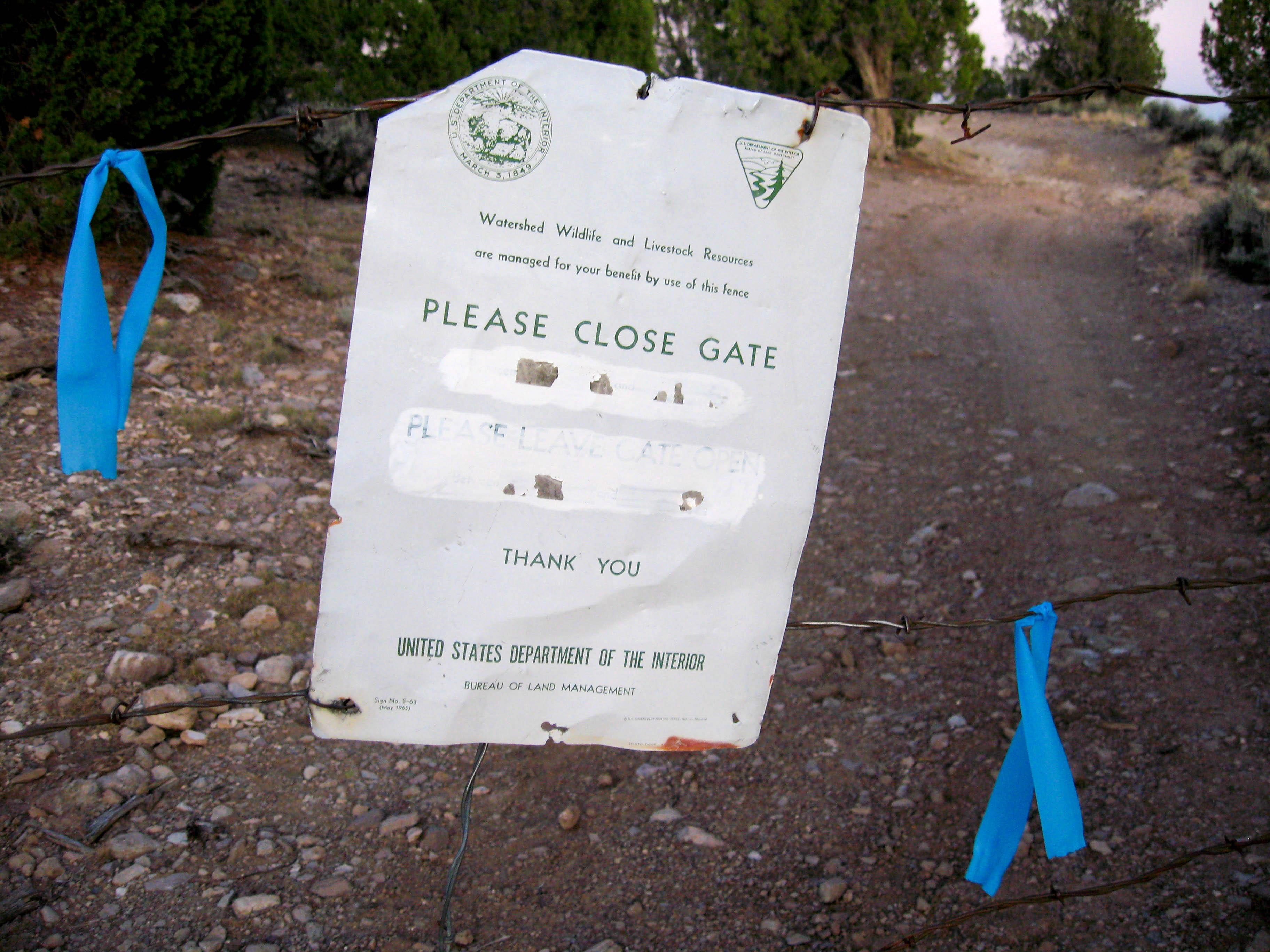 Close the gate BLM sign.