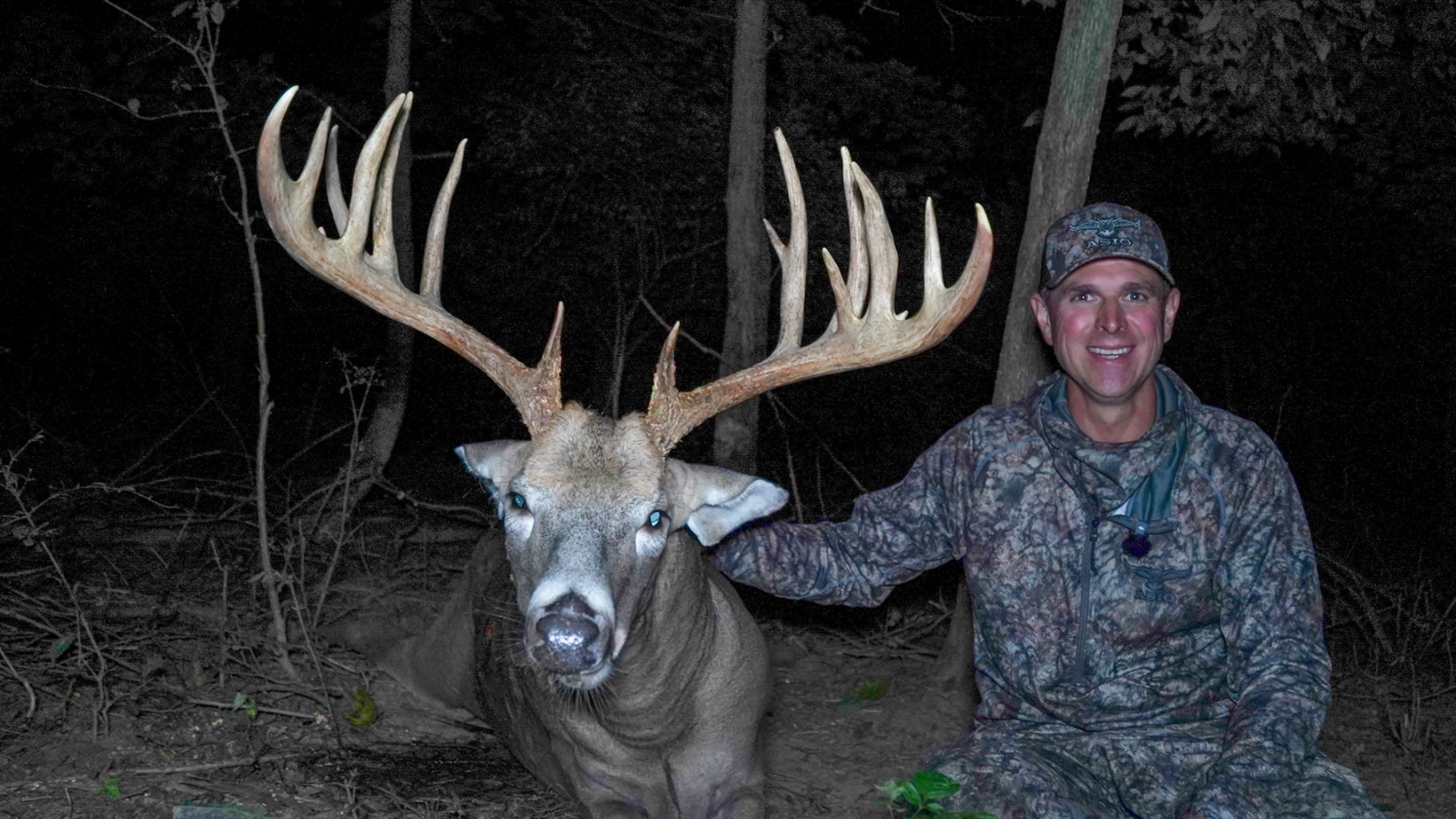 Ohio bowhunter with giant buck